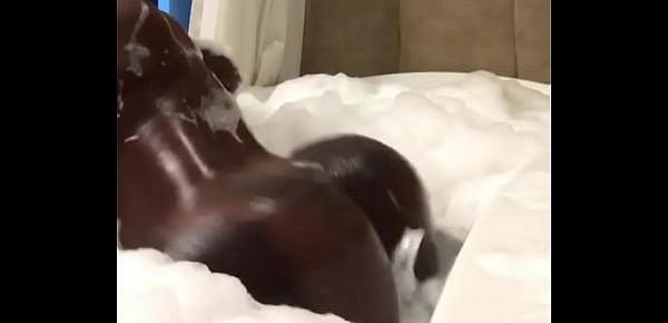  Sexy black girl twerking in the tub